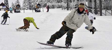 Snowboardisté a lyai si na sjezdovce asto pekáejí - ilustraníé foto.